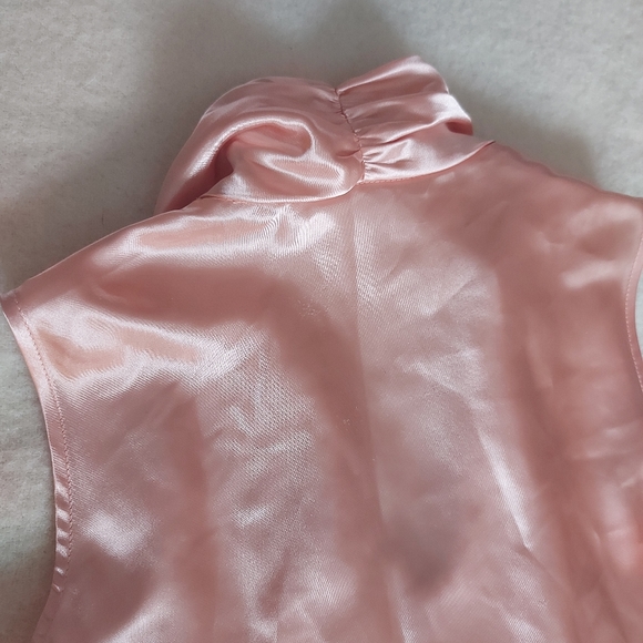 Silky Sleeveless blouse with bow - Picture 4 of 5